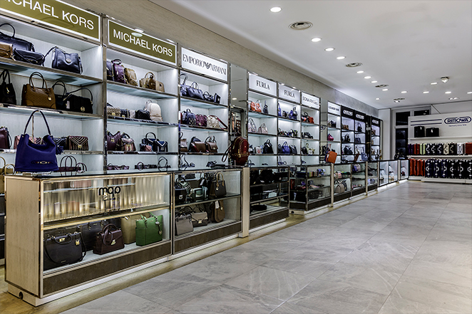 Photo des sacs à main Michael Kors disponibles dans le magasin BENLUX à Paris